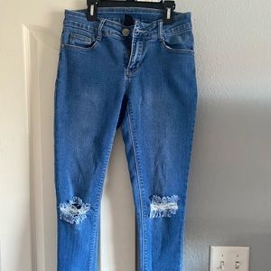 Jeans with cutouts at knees